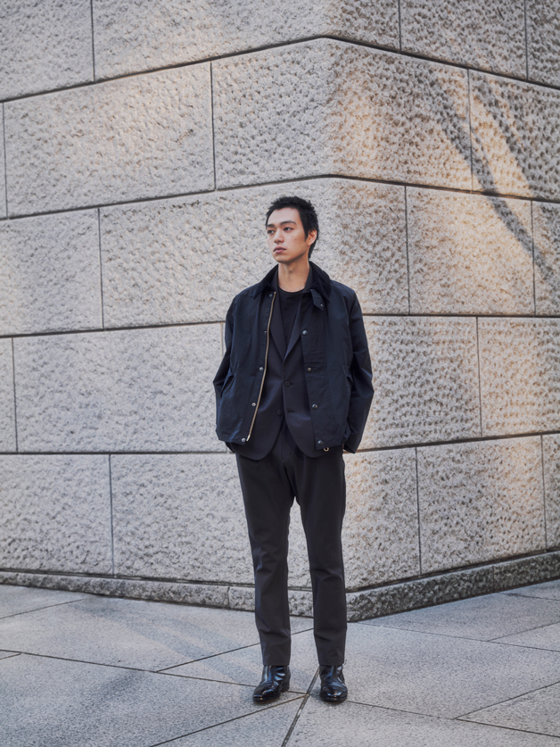 黒のジャケットを着た男性