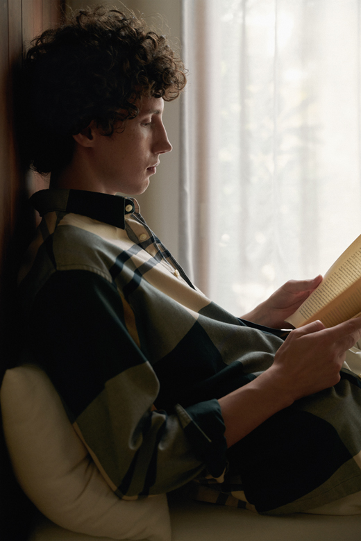 本を読んでいる男性