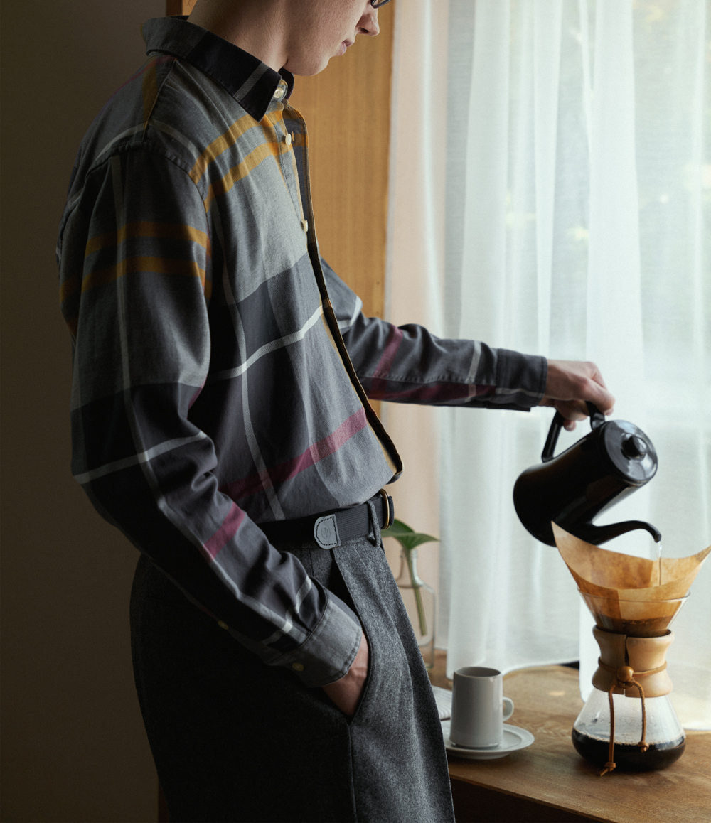 コーヒーを淹れている男性
