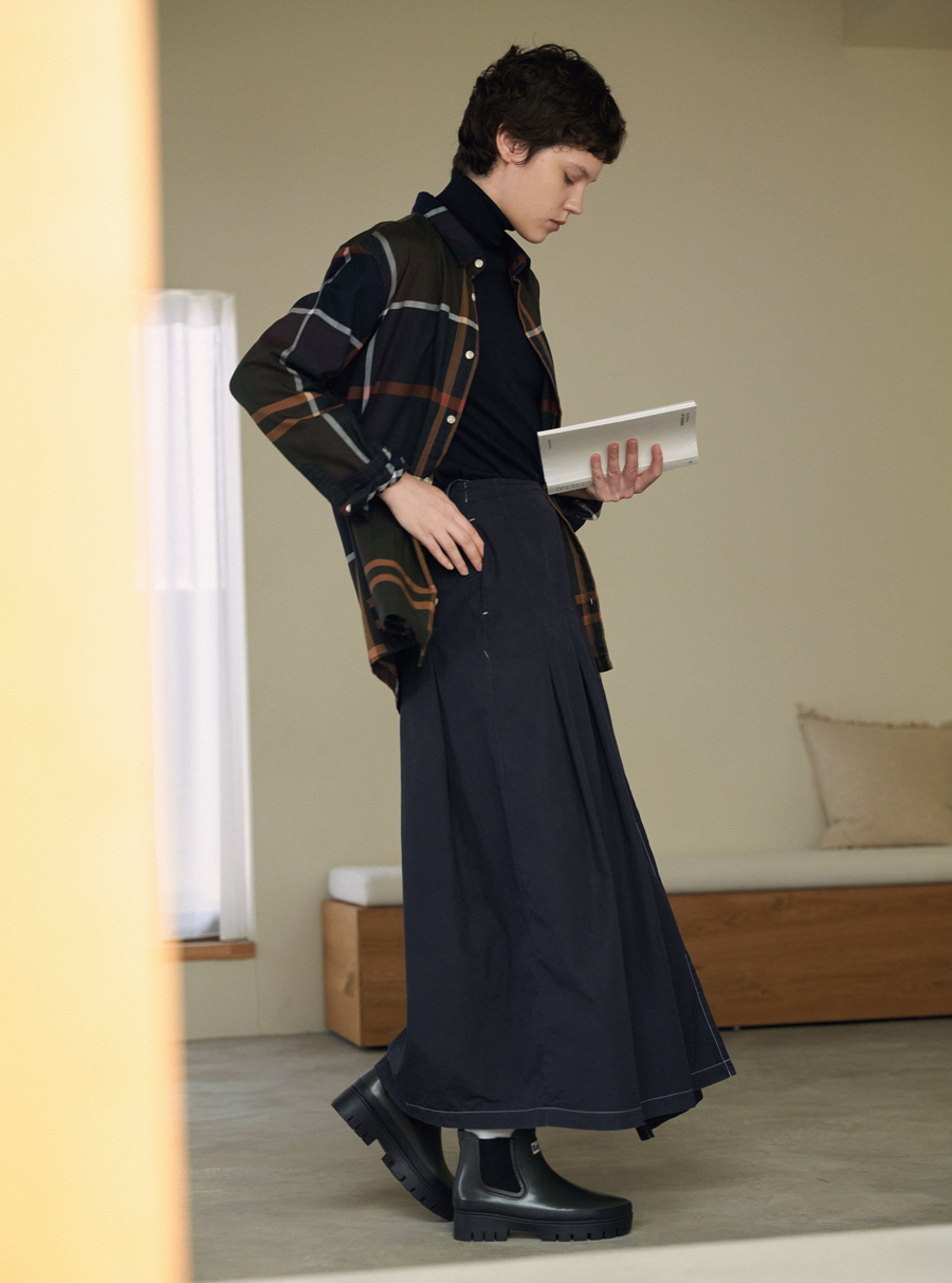 本を読んでいる女性