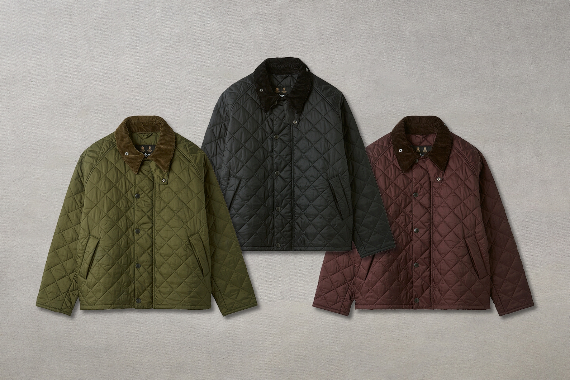 ブラックとカーキとワインレッドのジャケットが並んで置かれている