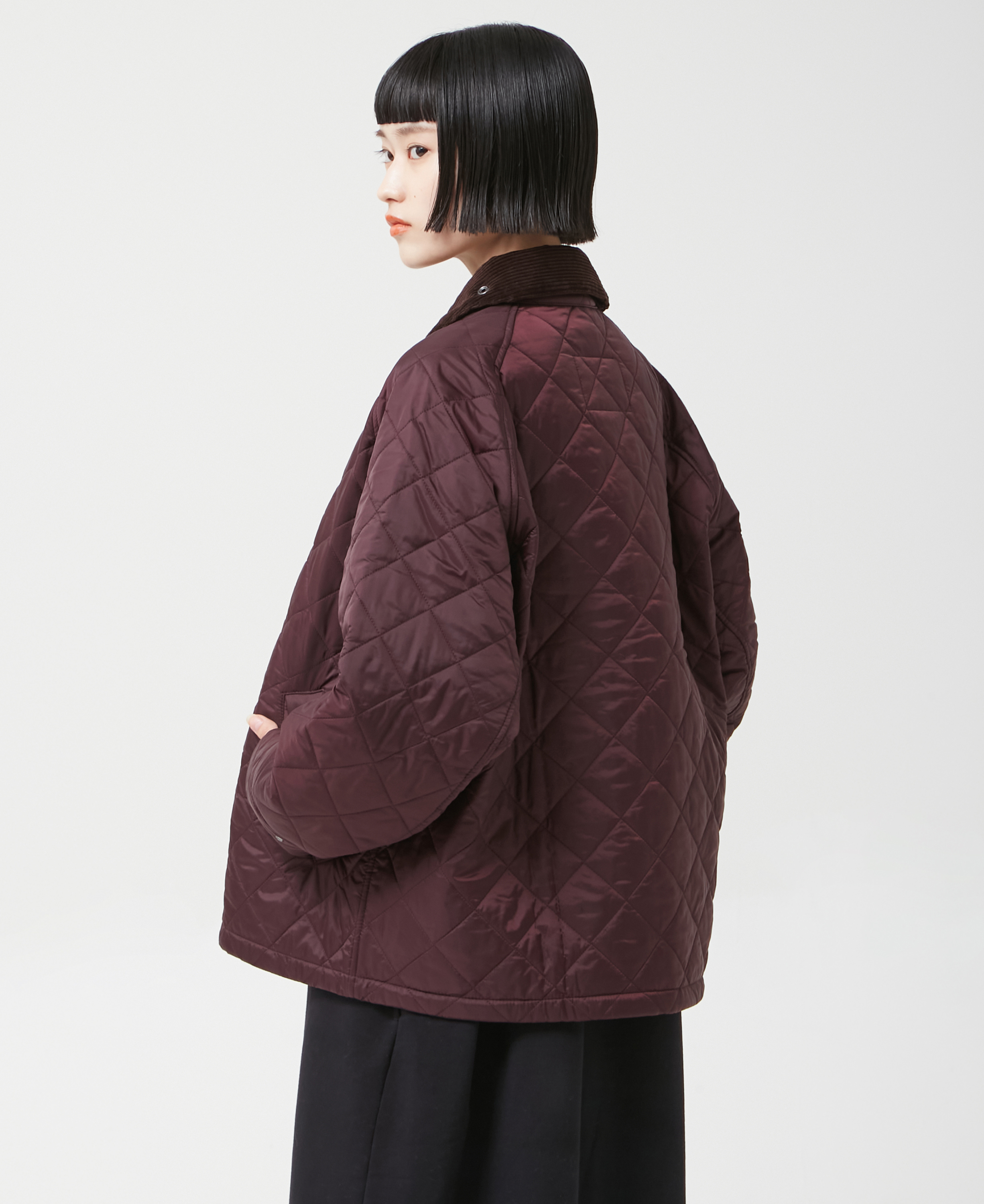 ワインレッドのジャケットを着用した女性