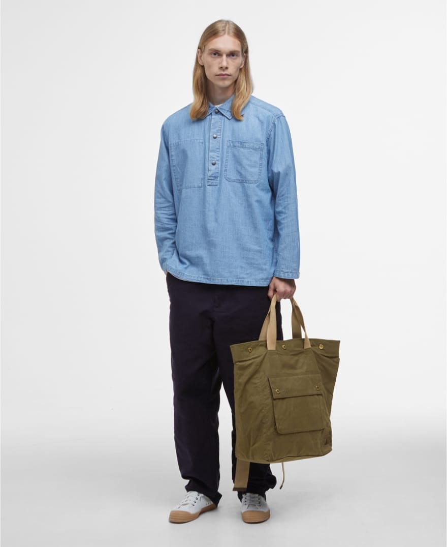 バッグを持っている男性モデル画像