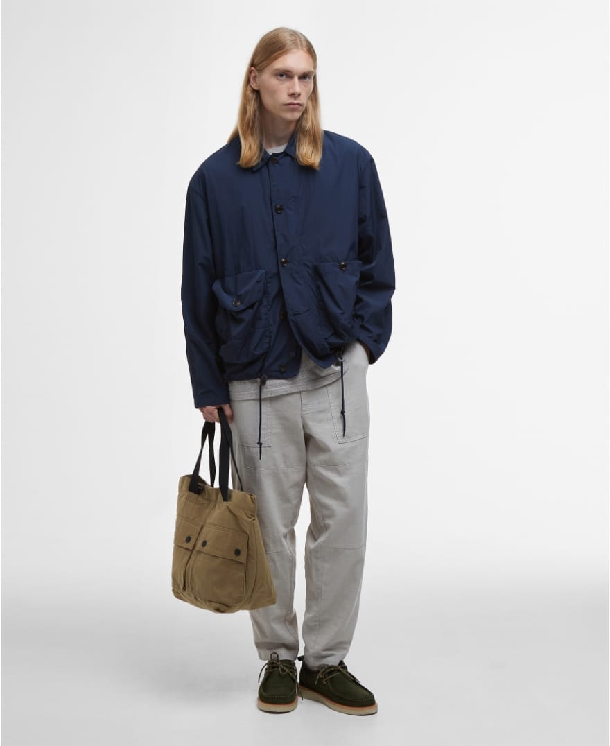 バッグを持っている男性モデル画像