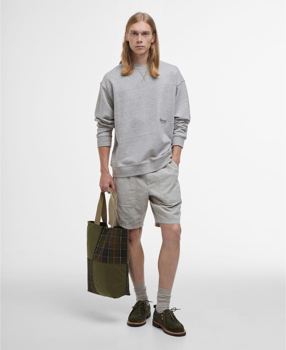 バッグを持っている男性モデル画像