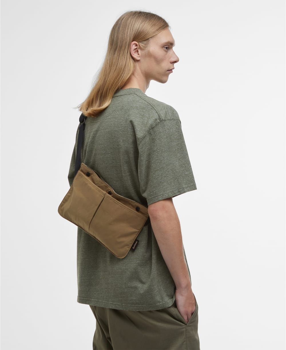 Transport Sacoche Crossbody Bag を背負っているモデル画像