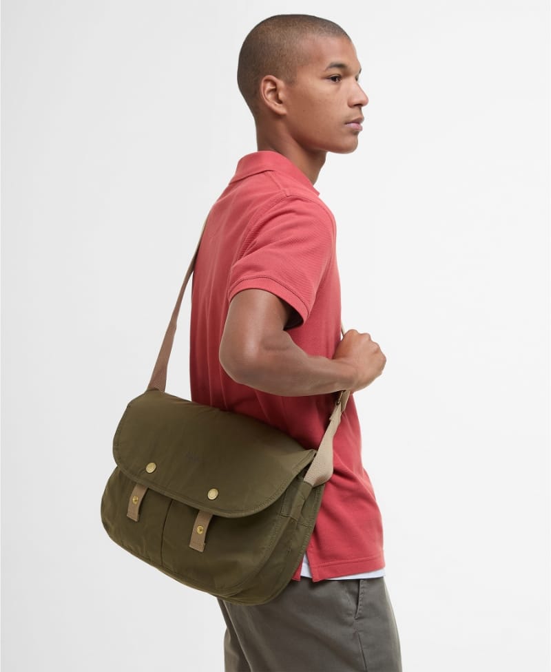 Transport Riever Crossbody Bag を持っている男性画像