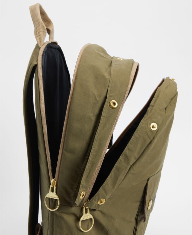 Transport Riever Crossbody Bag を持っている男性画像