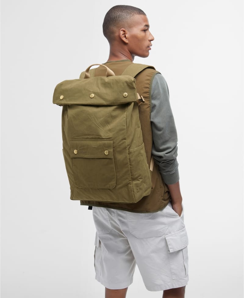 Transport Riever Crossbody Bag を持っている男性画像