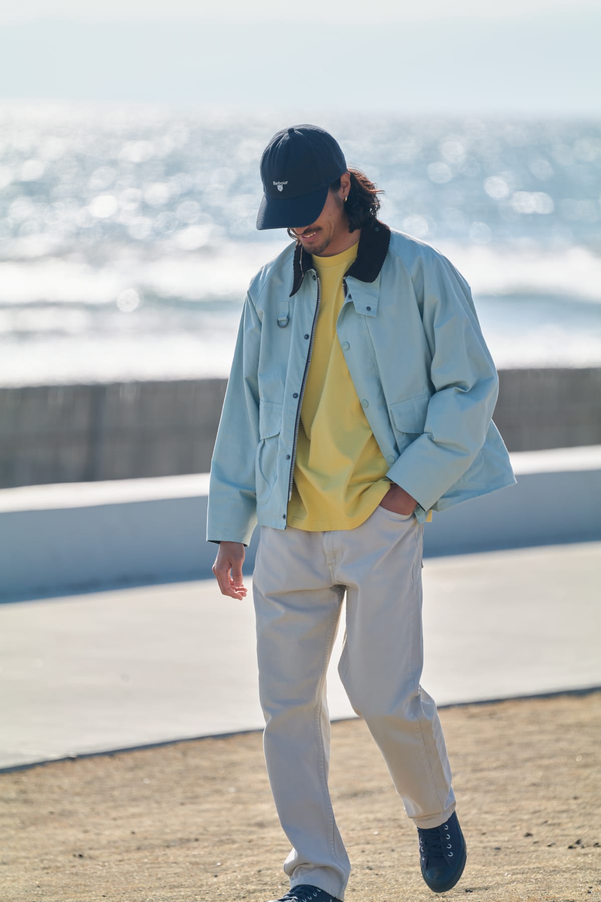 モデル 加藤快が体現する、湘南カルチャーと《バブアー》