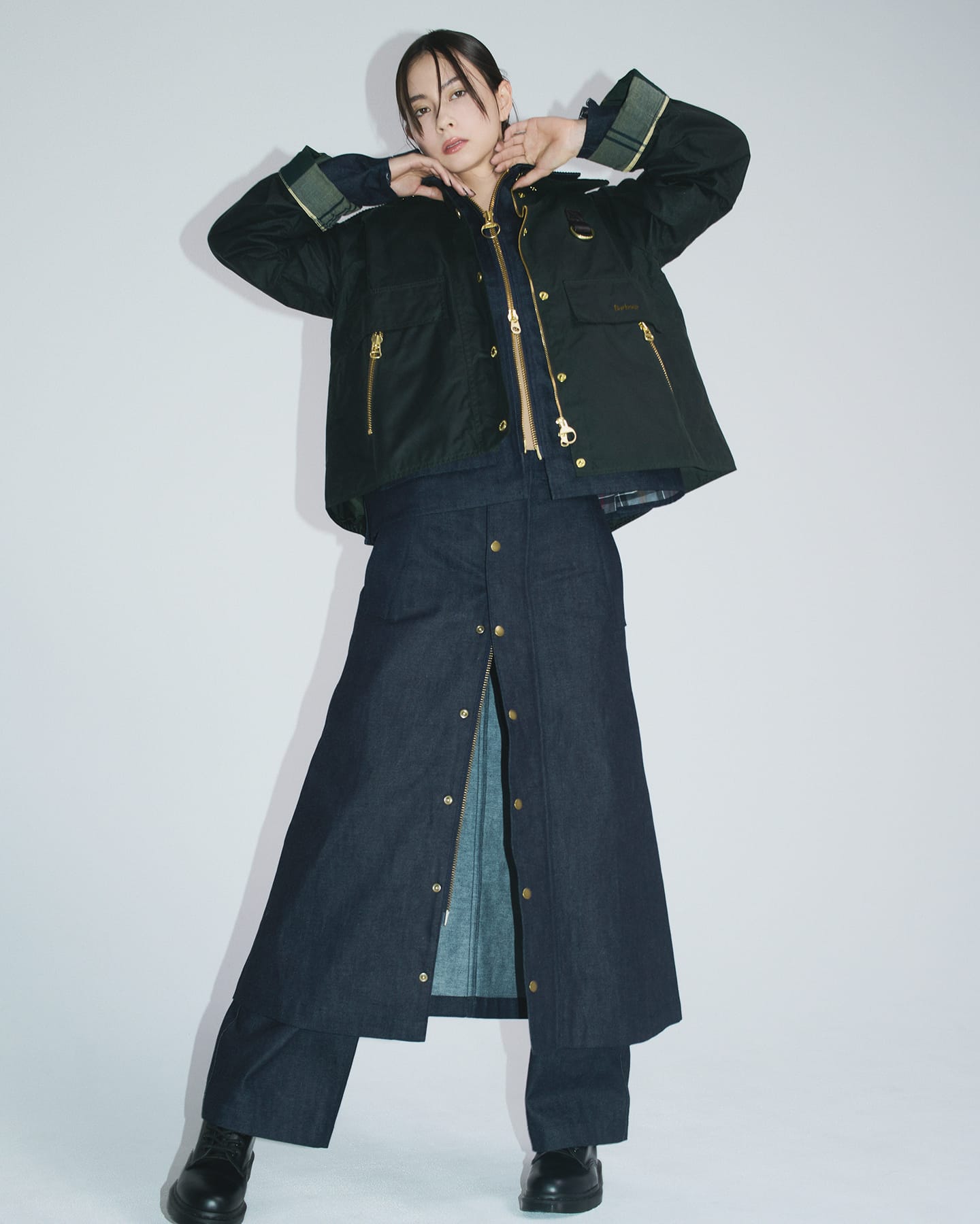 マルチクリエイターのローレン・サイが纏う、バブアーのワックスジャケット イメージ03