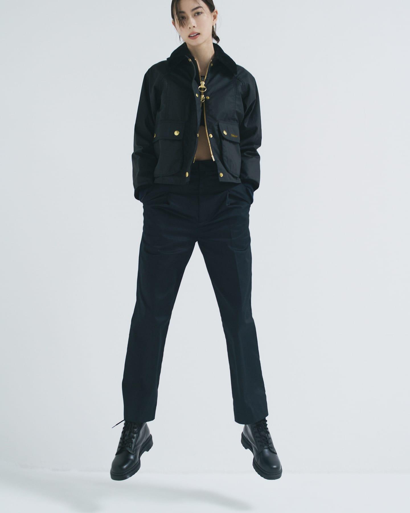 マルチクリエイターのローレン・サイが纏う、バブアーのワックスジャケット イメージ07