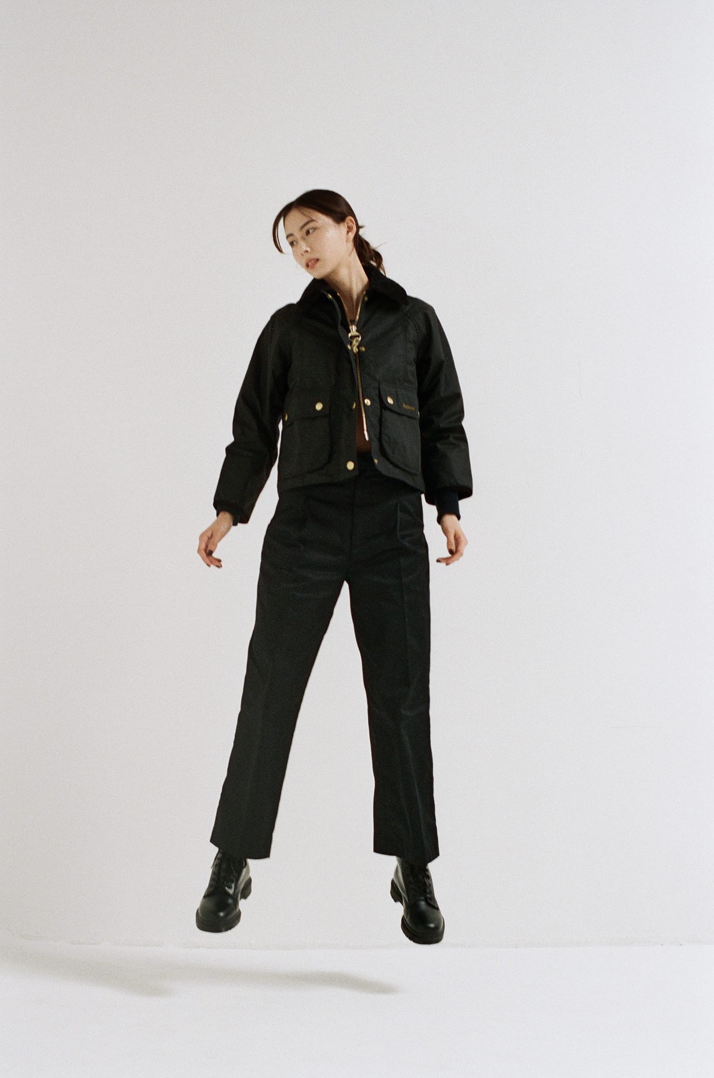 マルチクリエイターのローレン・サイが纏う、バブアーのワックスジャケット イメージ09