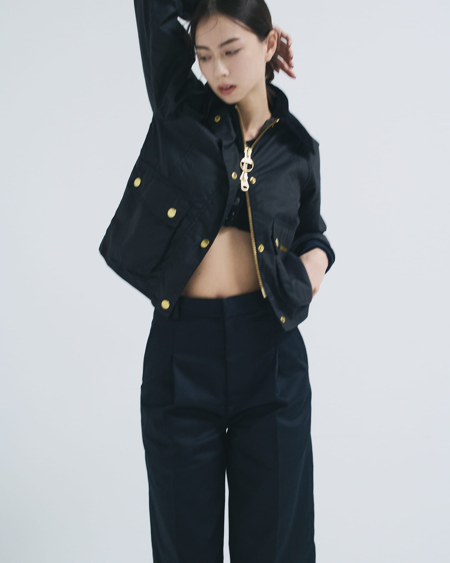 マルチクリエイターのローレン・サイが纏う、バブアーのワックスジャケット イメージ10