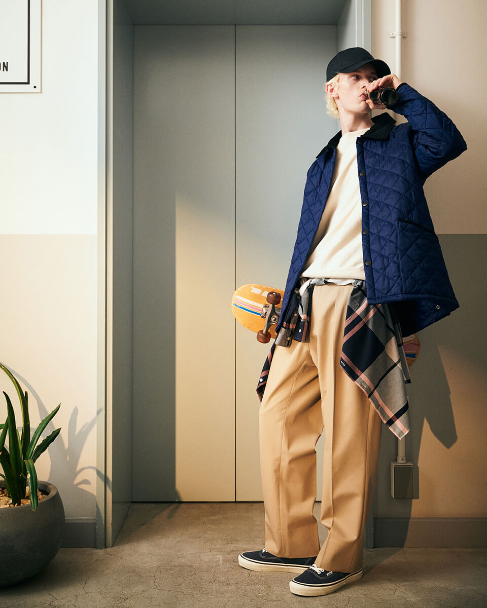 ネイビーのジャケットとブラックのキャップを着用した男性