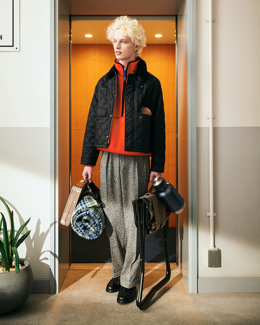 ブラックのジャケットを着用した男性