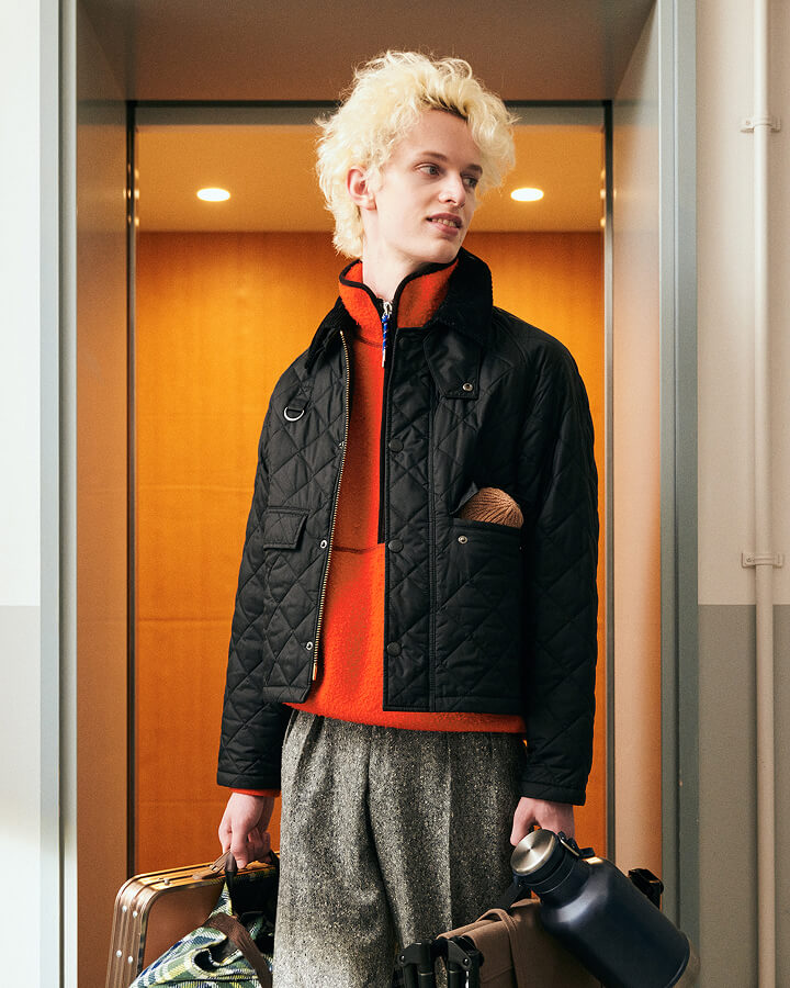 ブラックのジャケットを着用した男性