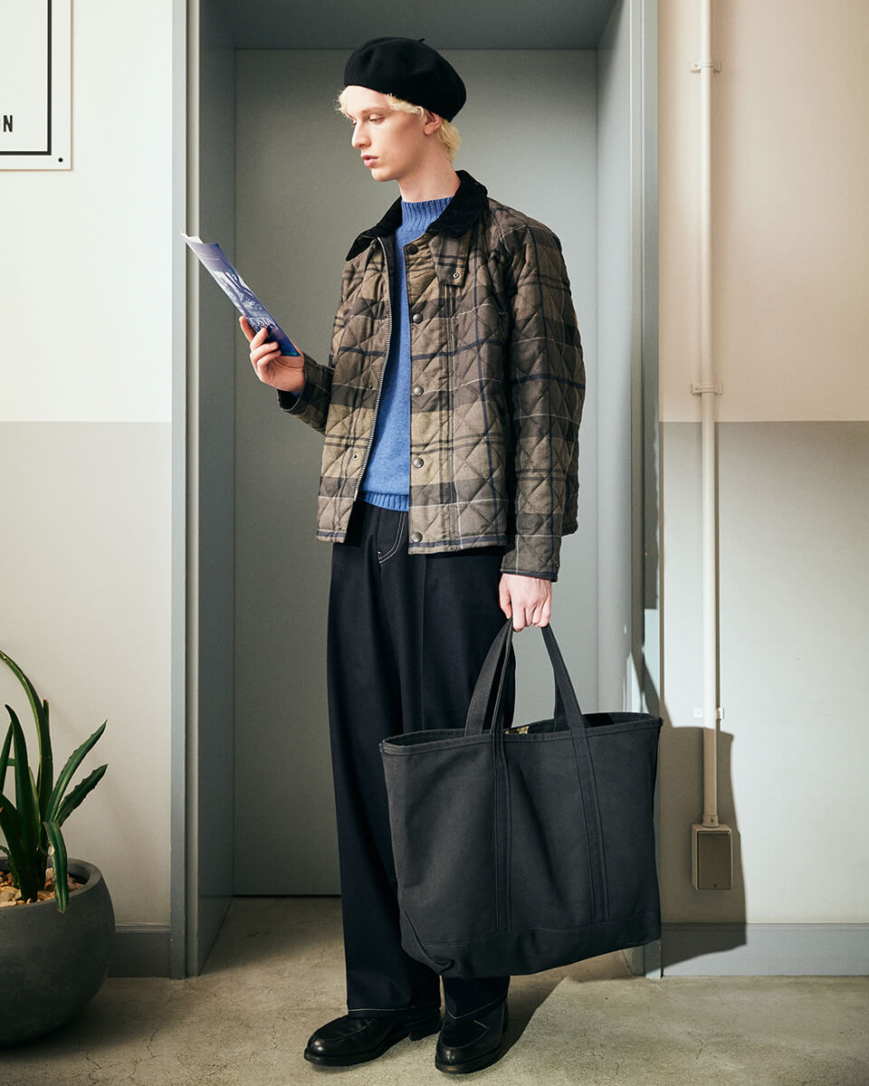 タータンチェック柄のジャケットを着用した男性