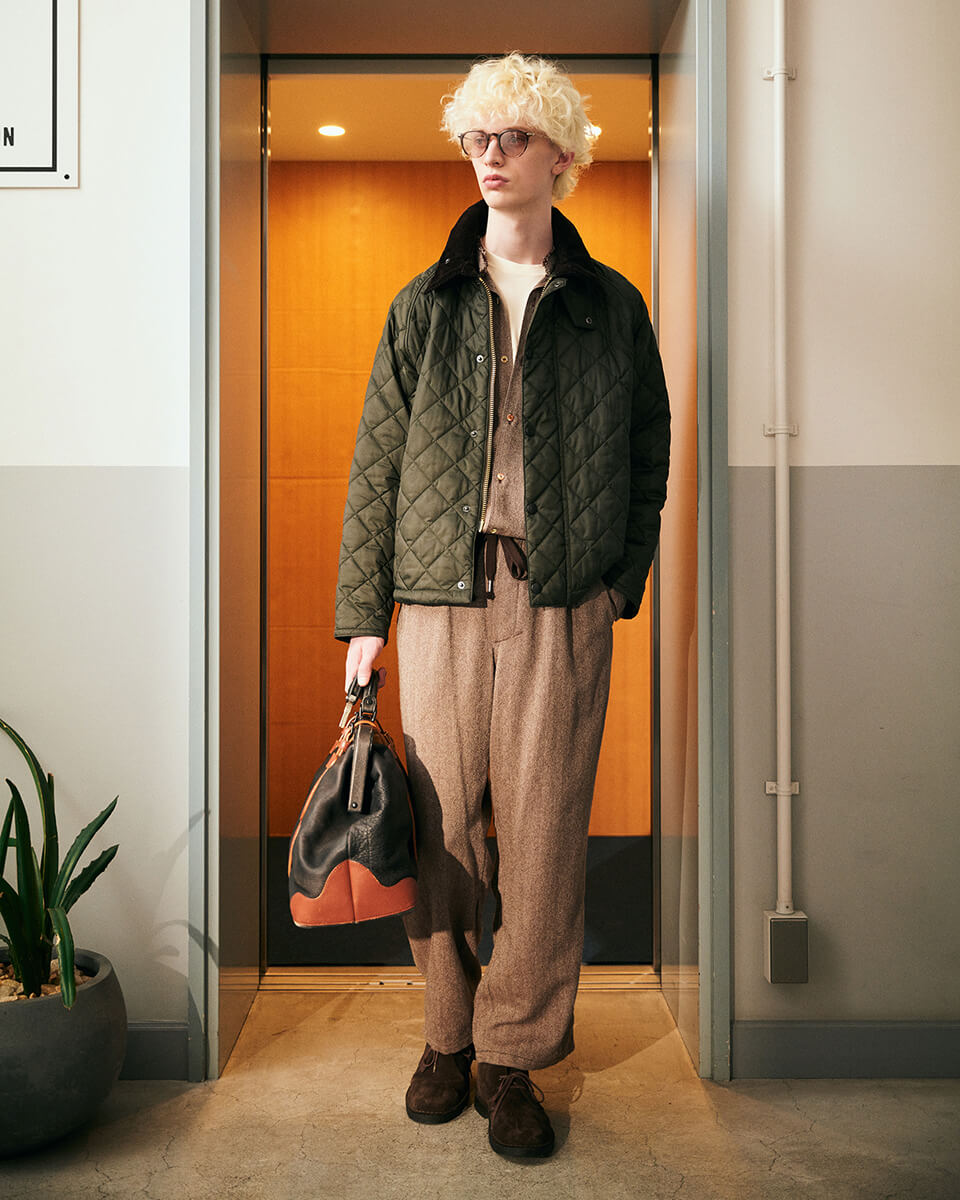 カーキのトランスポートジャケットを着用した男性