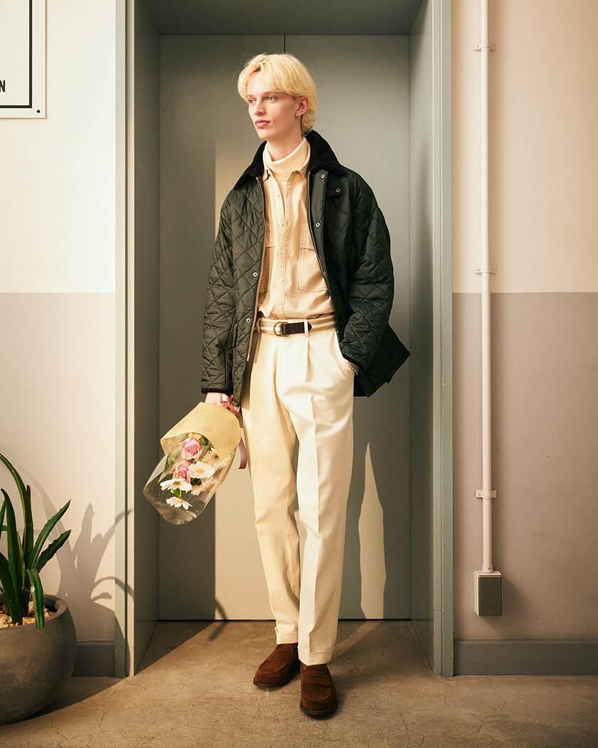 カーキのジャケットを着用した男性