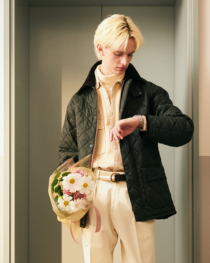 カーキのジャケットを着用した男性