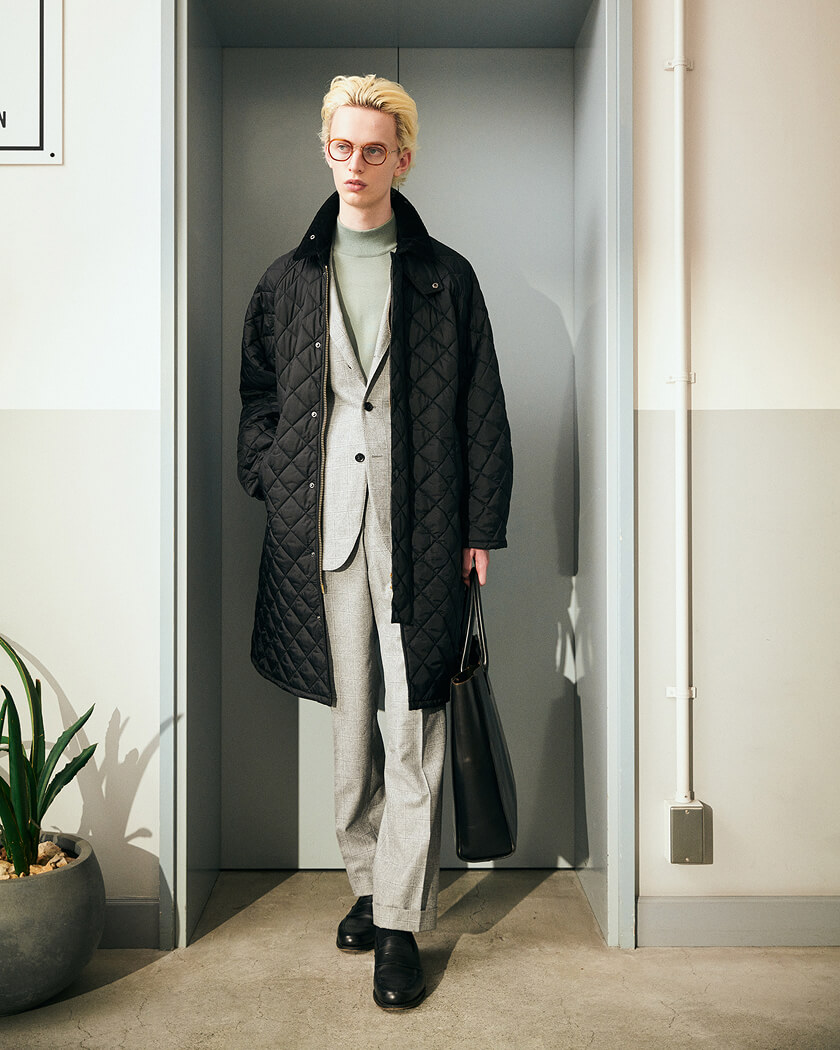 ブラックのエクスモアコートを着用した男性