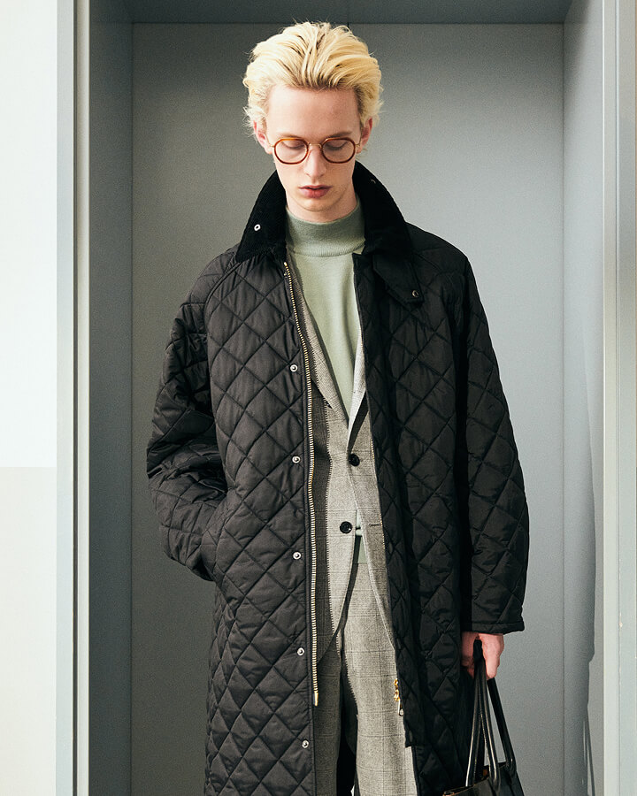 ブラックのエクスモアコートを着用した男性