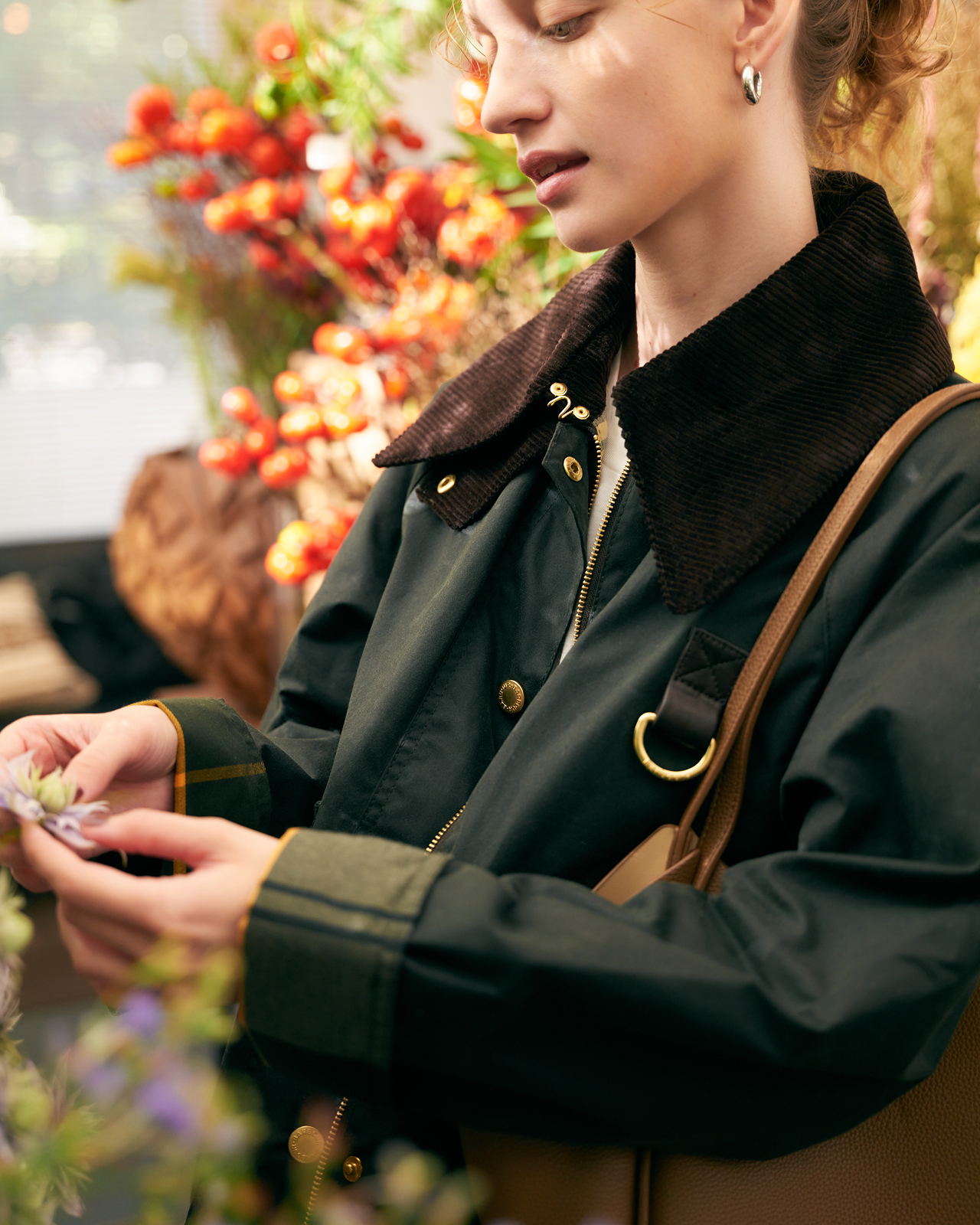 フラワーショップにいる女性