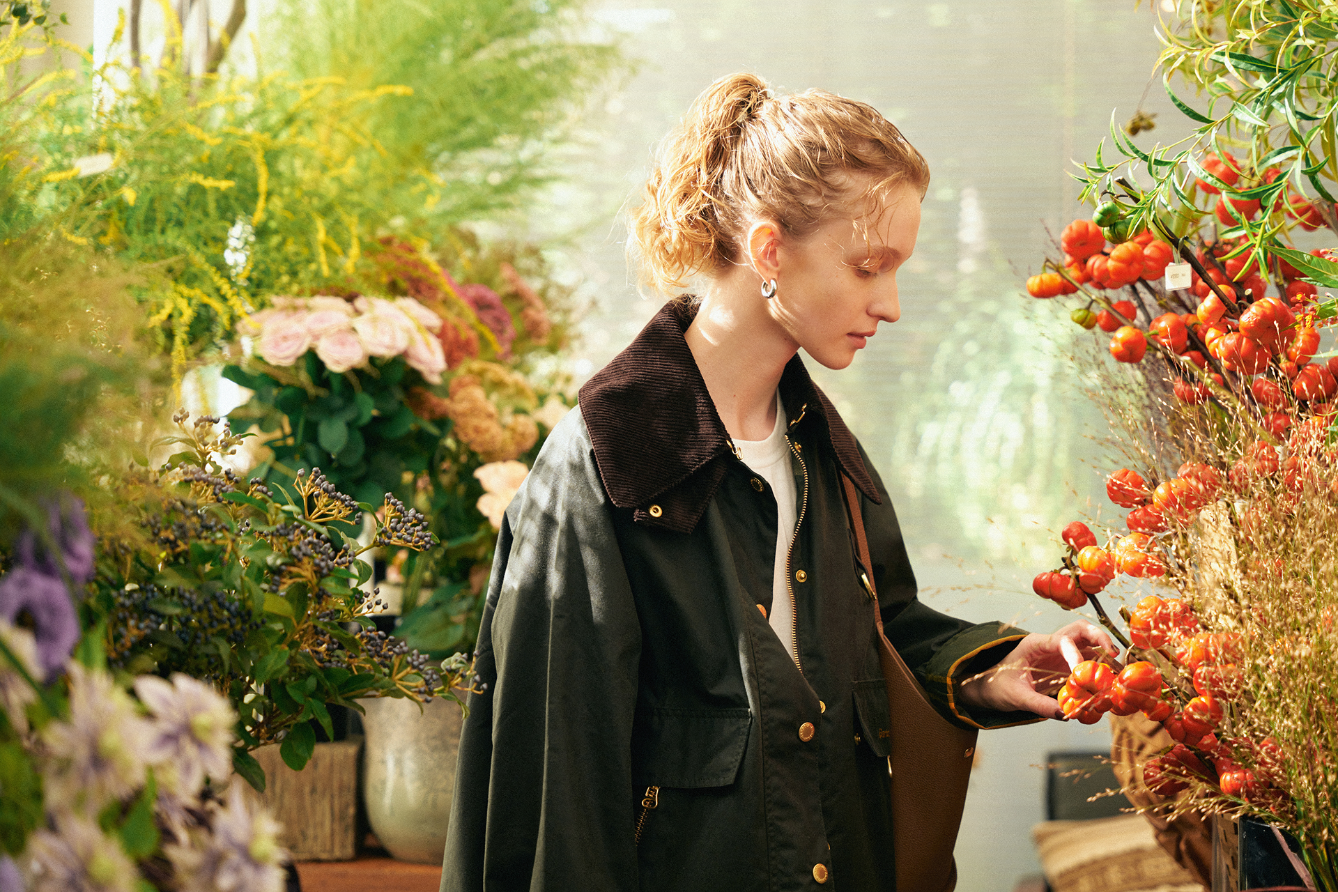 フラワーショップにいる女性