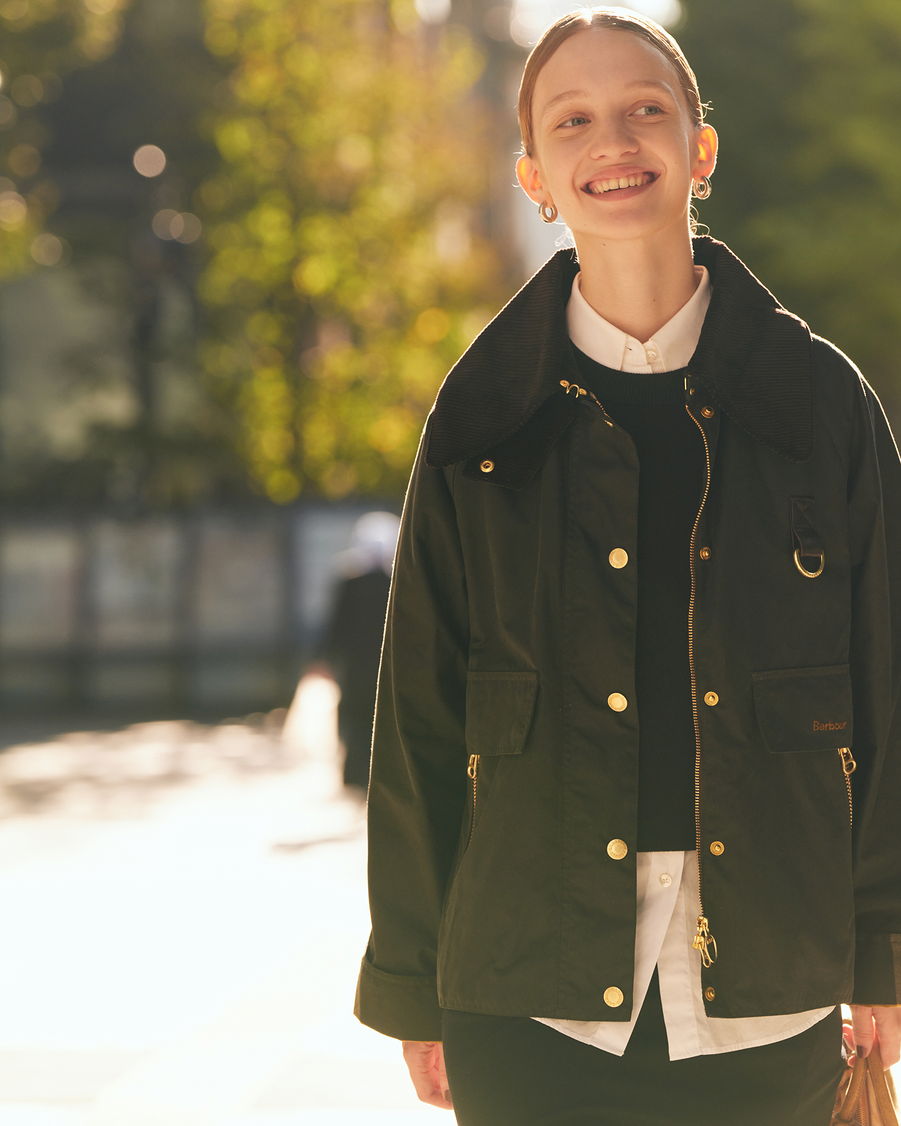 街中にいる女性