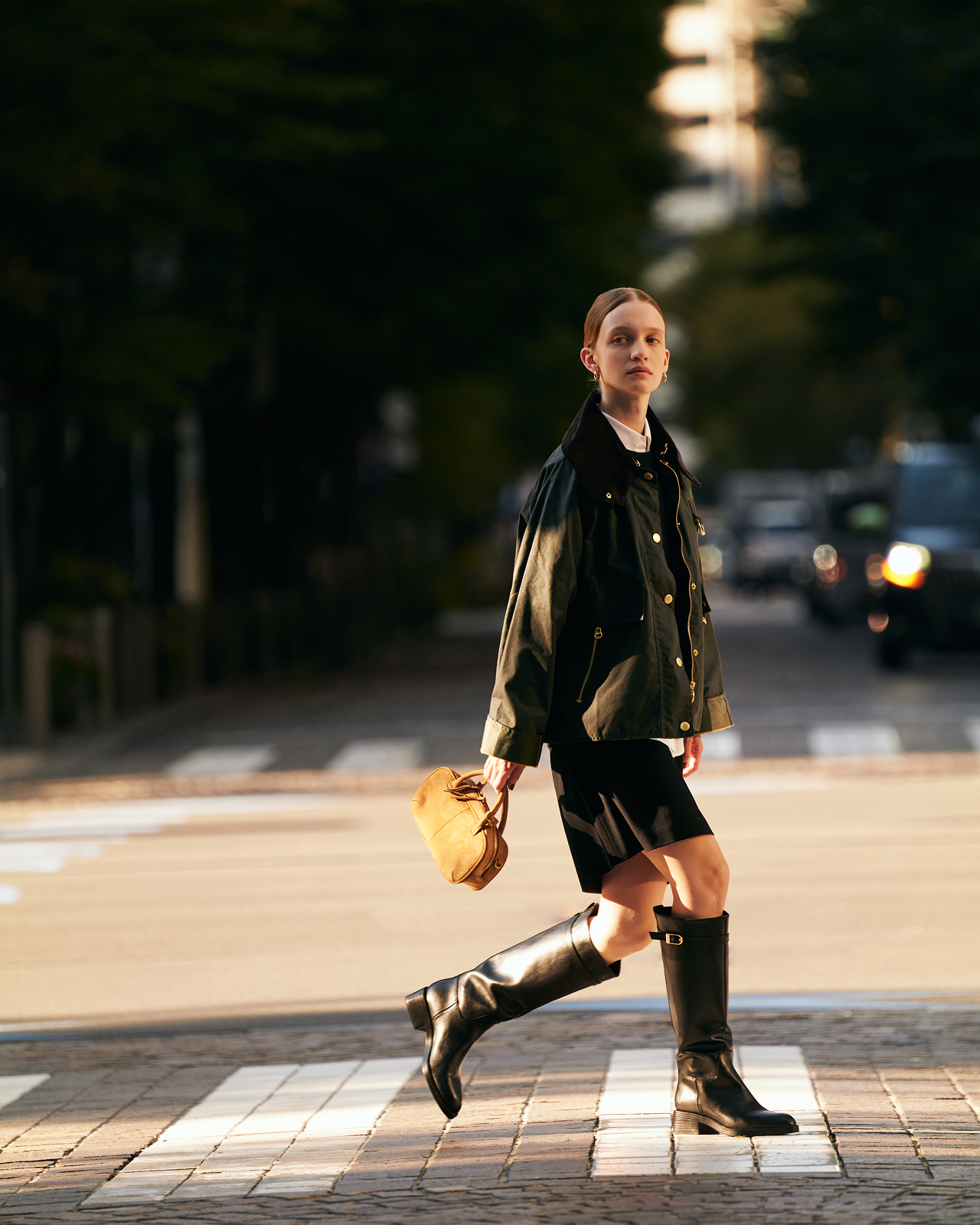 街中にいる女性