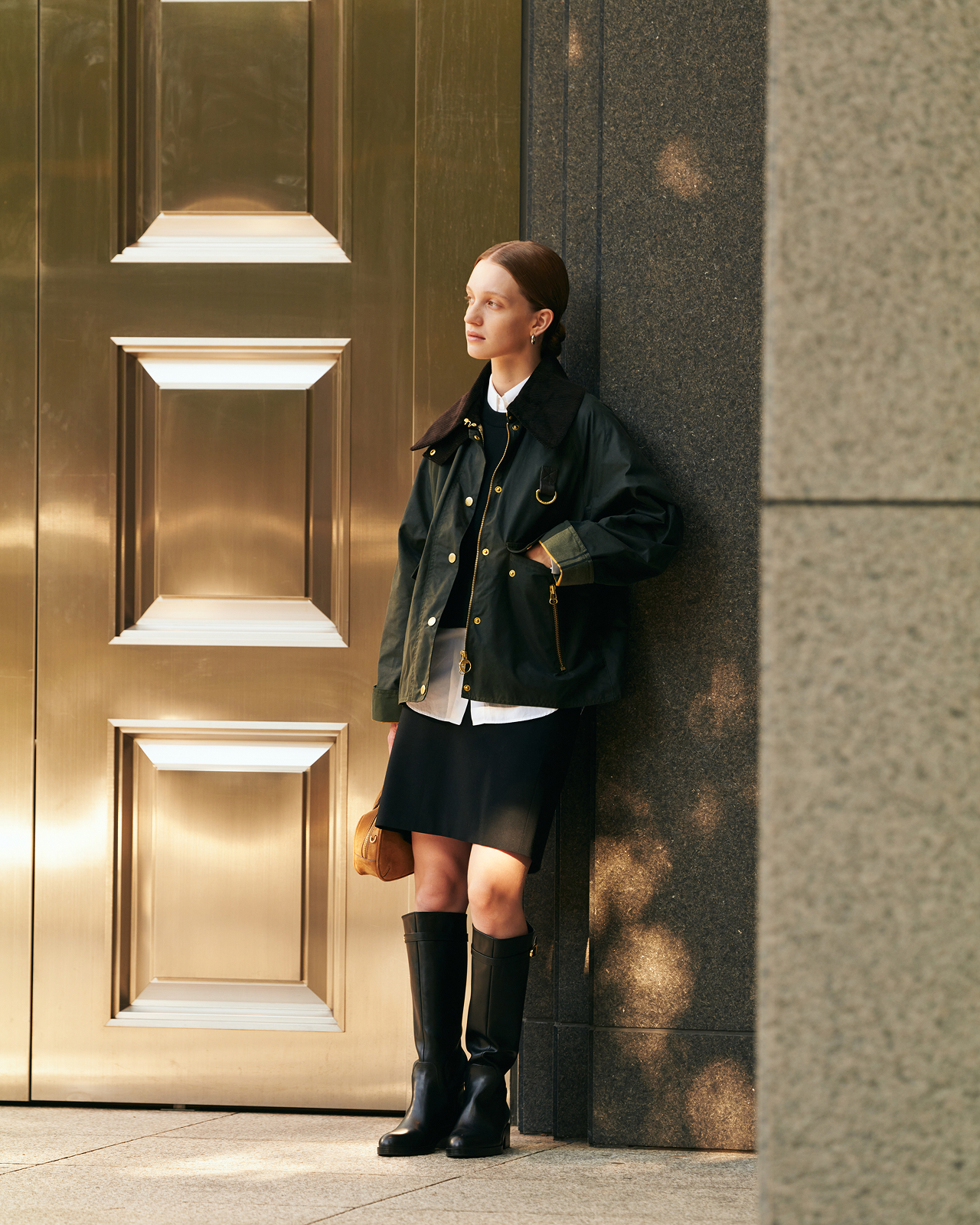 街中にいる女性