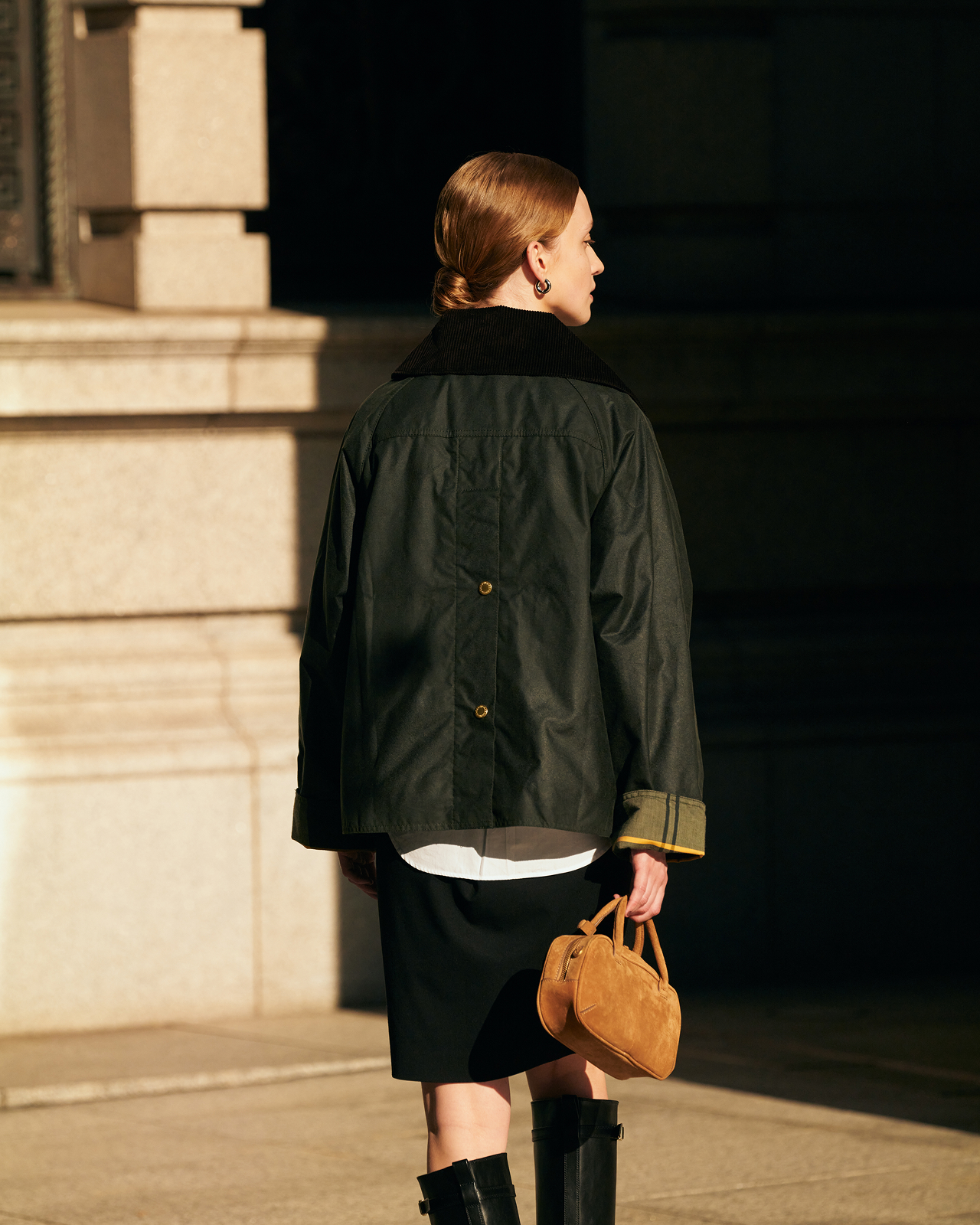 街中にいる女性