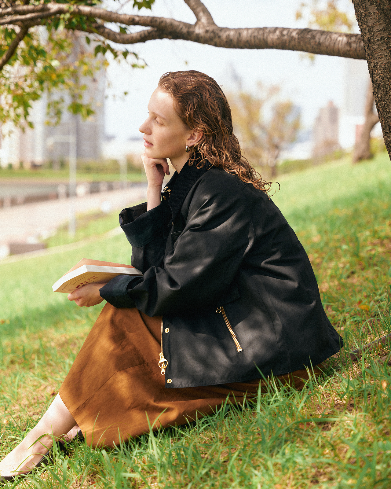 公園にいる女性