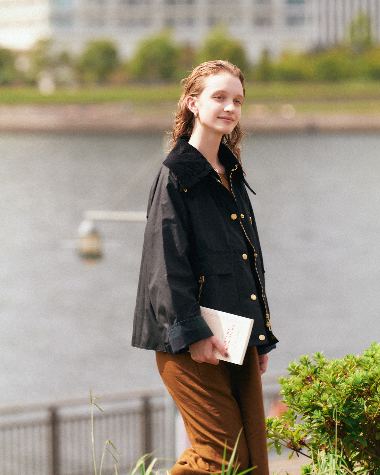 公園にいる女性