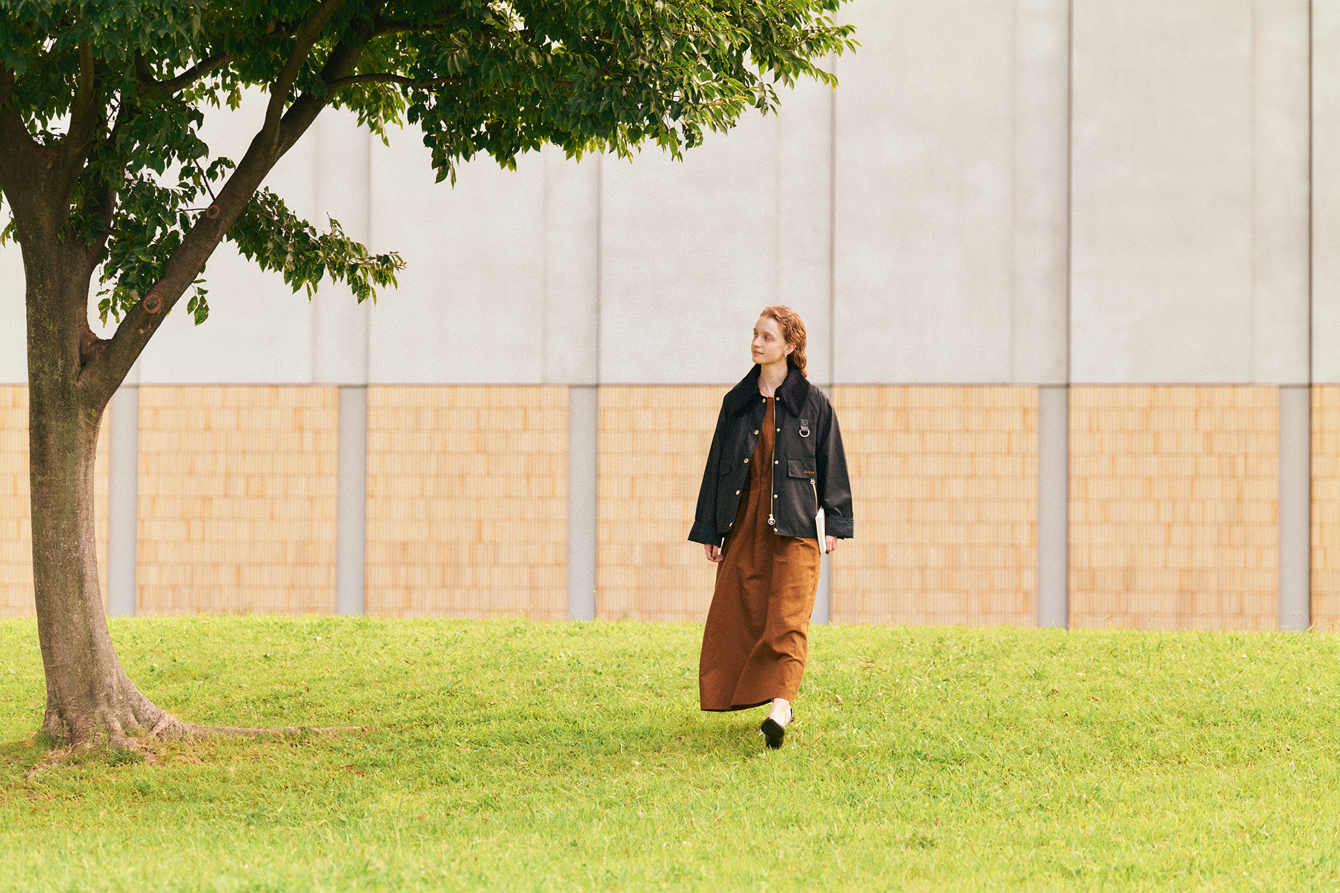 公園にいる女性