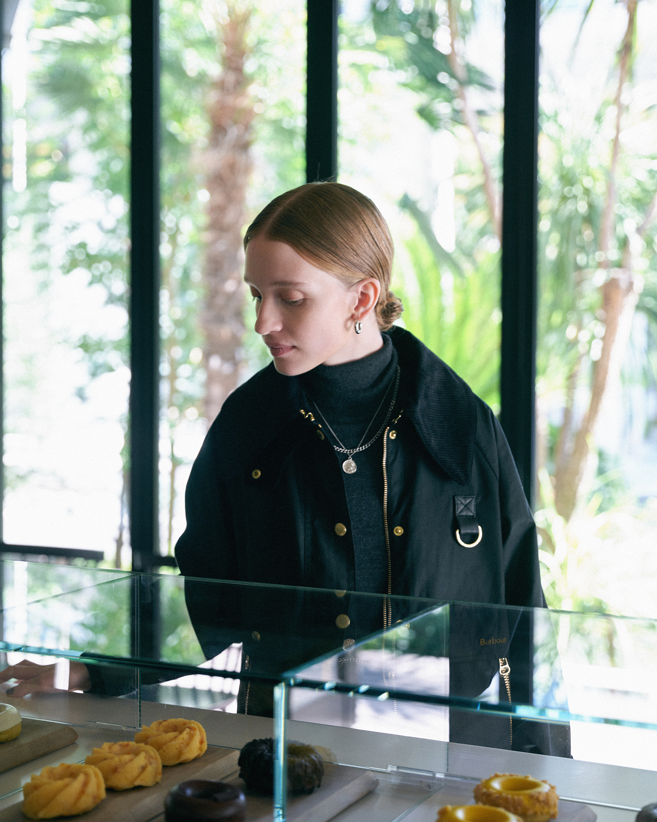 カフェにいる女性