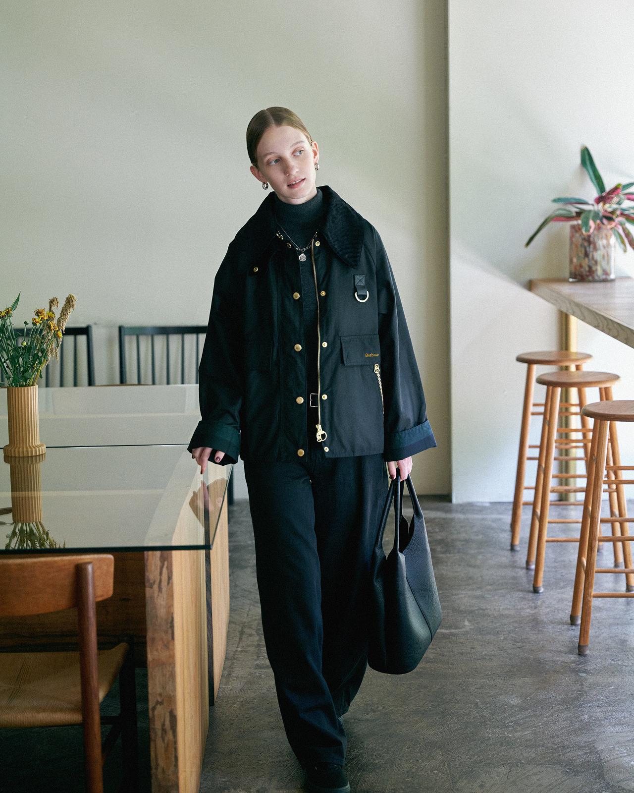 カフェにいる女性