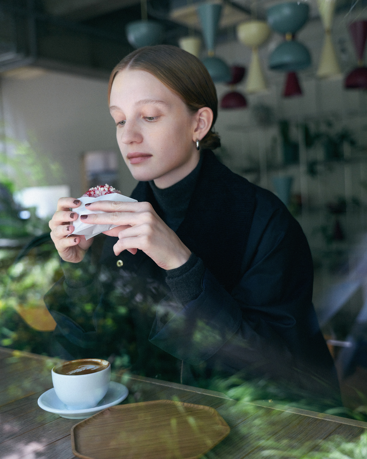 カフェにいる女性