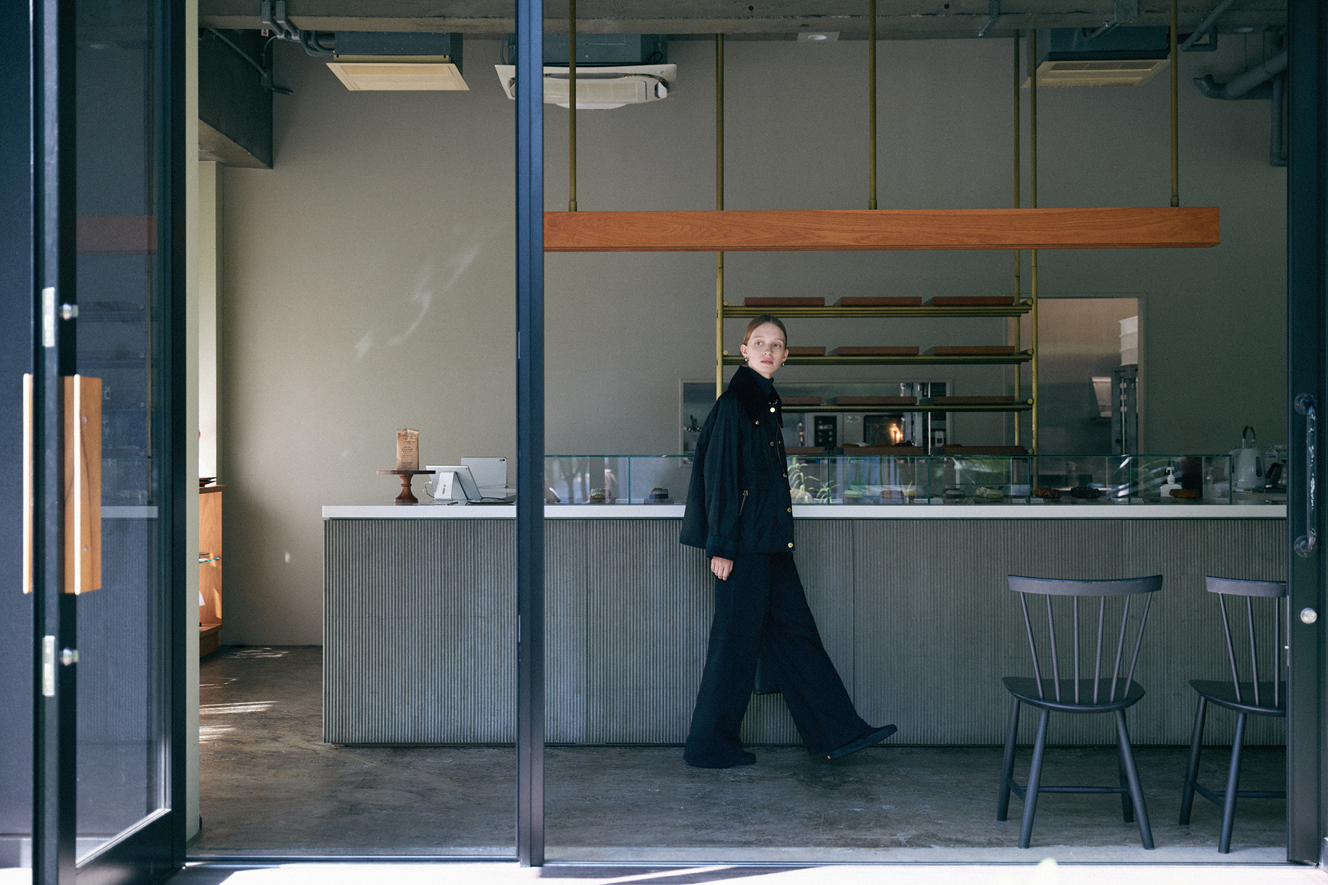 カフェにいる女性