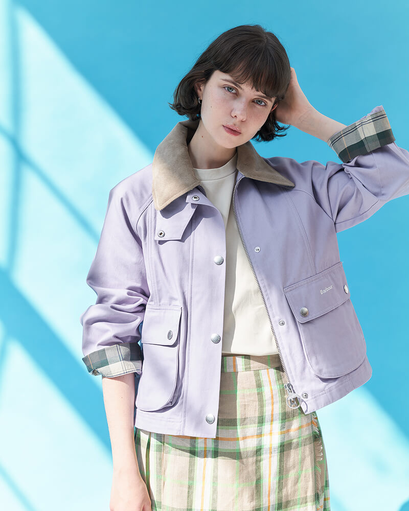 重なり合う光と色。春の街に馴染む、バブアーのライトアウター・スタイル / イメージ04