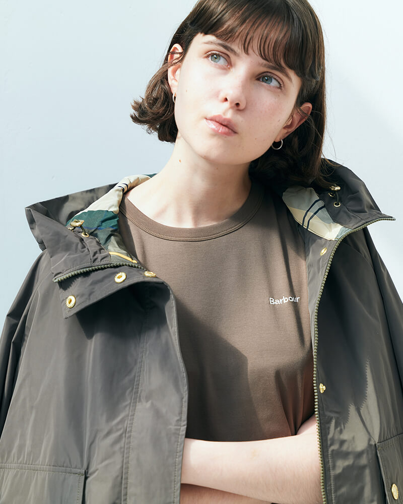 重なり合う光と色。春の街に馴染む、バブアーのライトアウター・スタイル / イメージ02