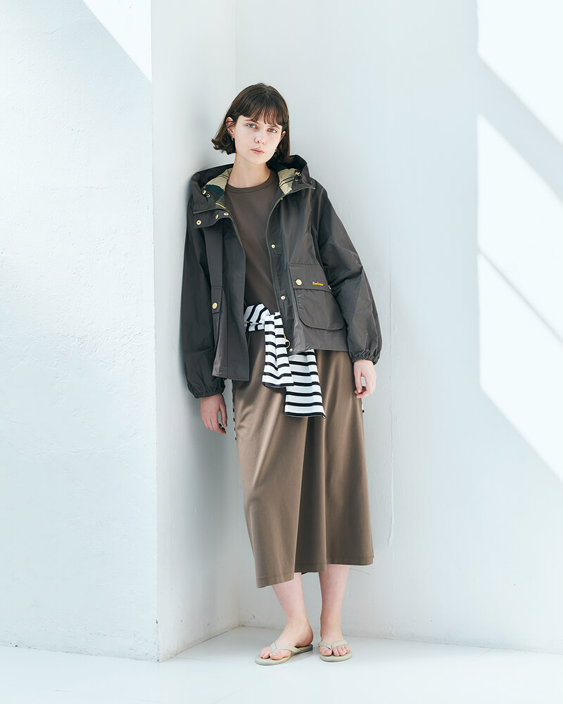 重なり合う光と色。春の街に馴染む、バブアーのライトアウター・スタイル / イメージ03