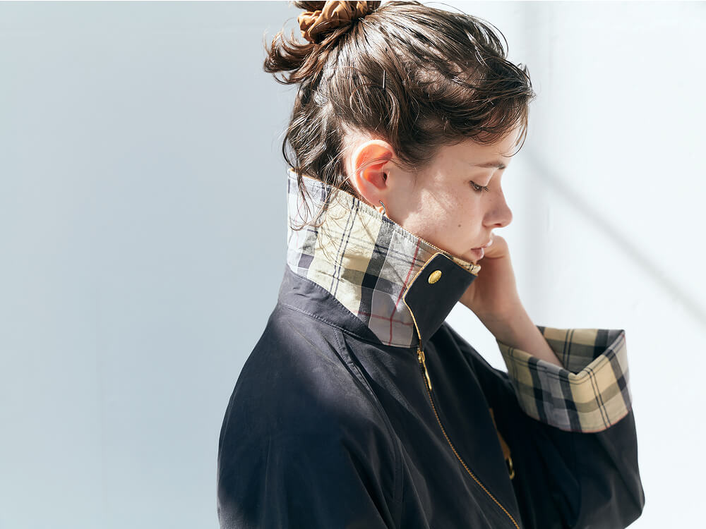 重なり合う光と色。春の街に馴染む、バブアーのライトアウター・スタイル / イメージ02