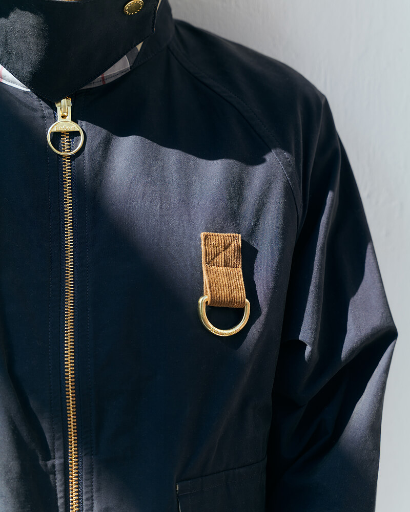 重なり合う光と色。春の街に馴染む、バブアーのライトアウター・スタイル / イメージ03