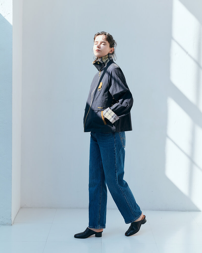 重なり合う光と色。春の街に馴染む、バブアーのライトアウター・スタイル / イメージ04