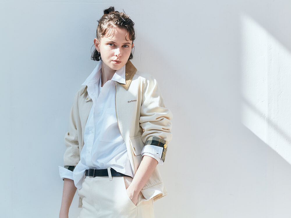 重なり合う光と色。春の街に馴染む、バブアーのライトアウター・スタイル / イメージ03