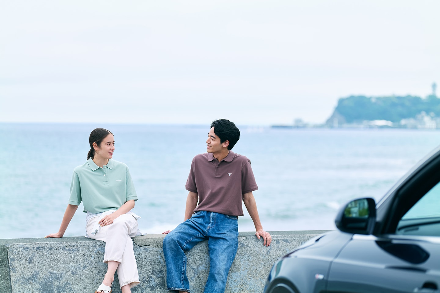 海辺で談笑する男女