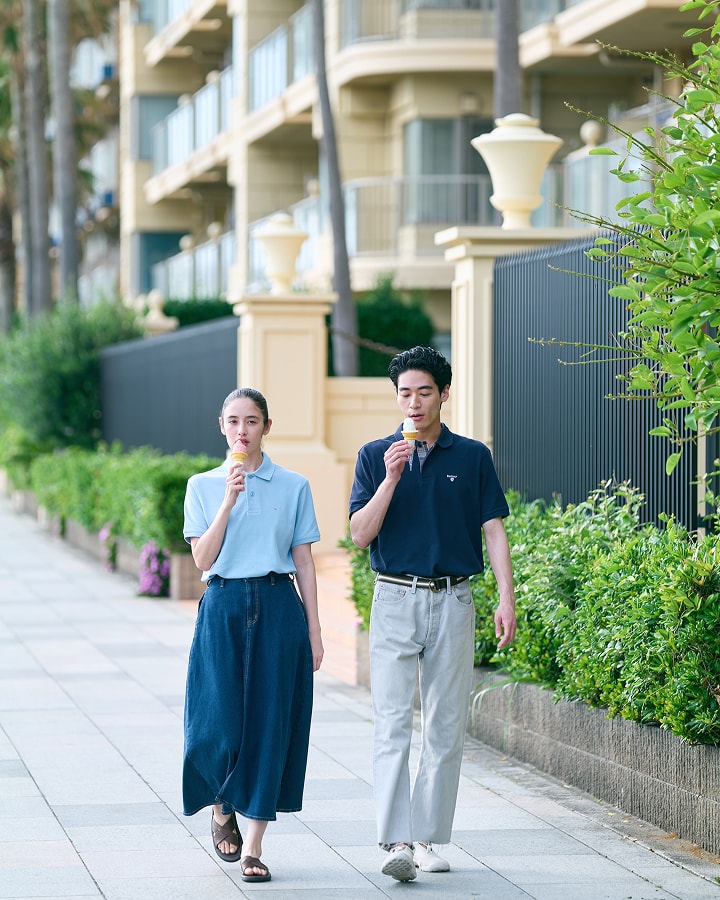 アイスクリームを食べながら歩いている男女