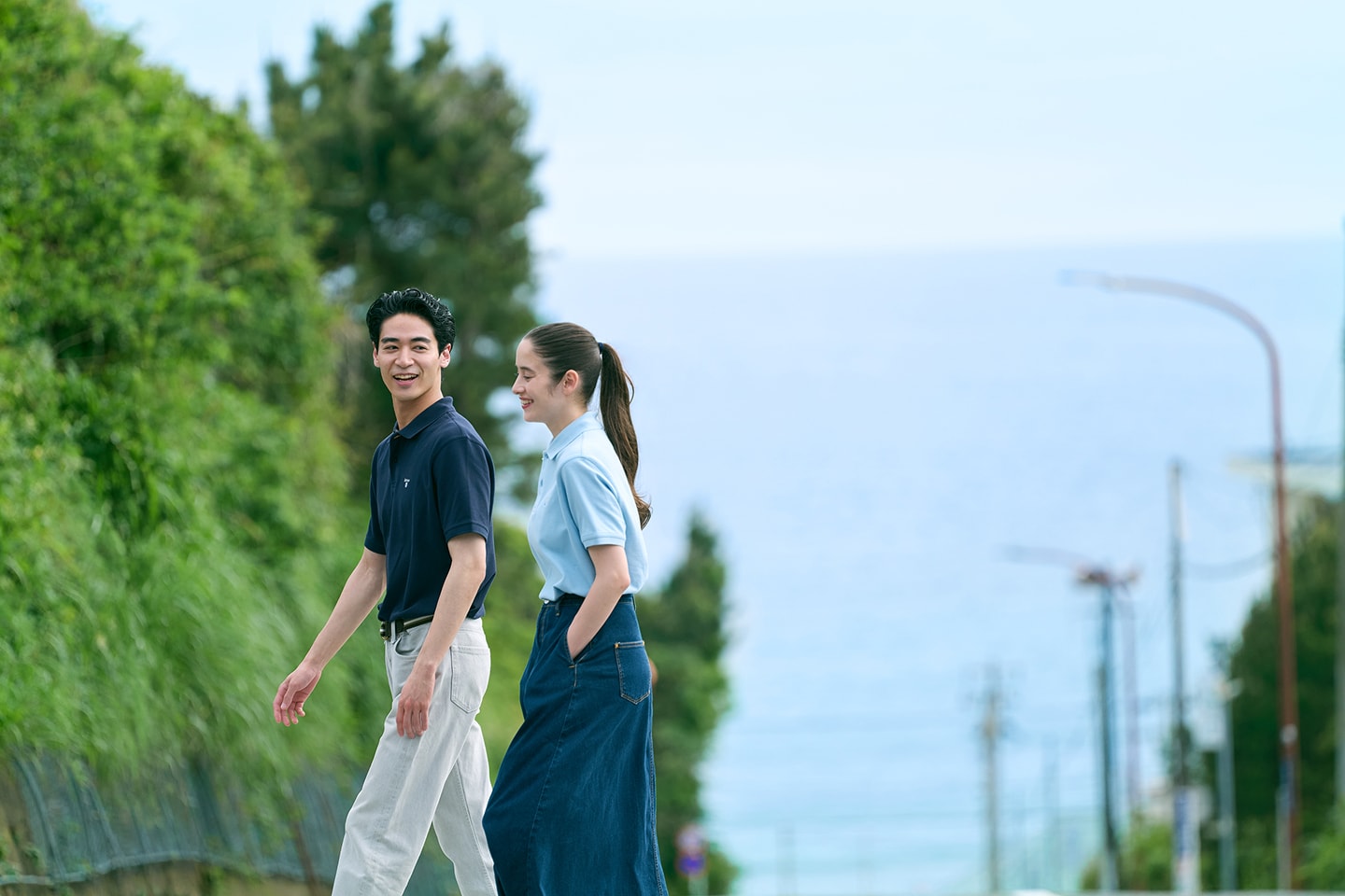 江ノ島を歩いている男女